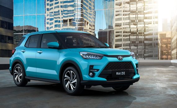 Toyota Raize 2022 en México color azul estacionada