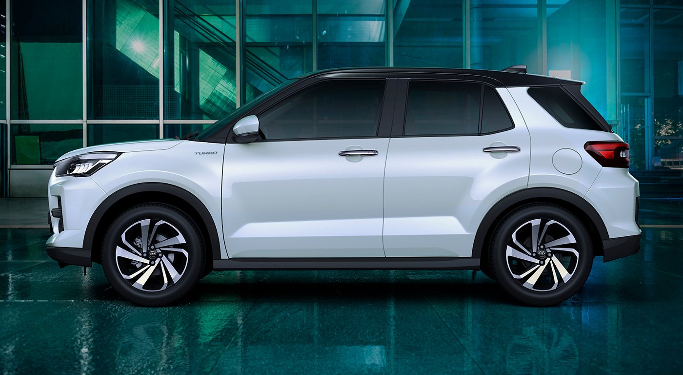Toyota Raize 2022 en México color bitono blanco con negro lateral