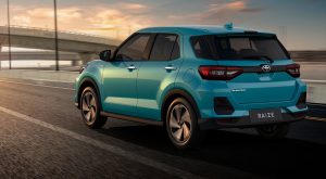 Toyota Raize 2022 en México color azul en carretera