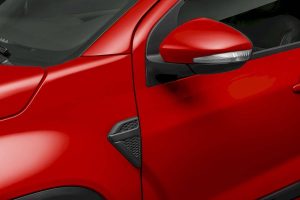 RAM 700 2022 en México color rojo diseño exterior espejos laterales del color de la carrocería y luz direccional