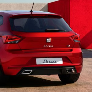SEAT Ibiza 2022 en México color rojo - parte posterior con nuevos tubos de escape