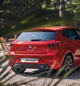 SEAT Ibiza 2022 en México color rojo - parte posterior con nuevos tubos de escape estacionado