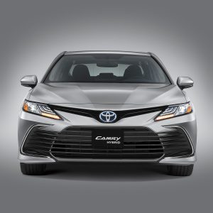 Toyota Camry 2022 en México color plata parte frontal nuevos faros LED