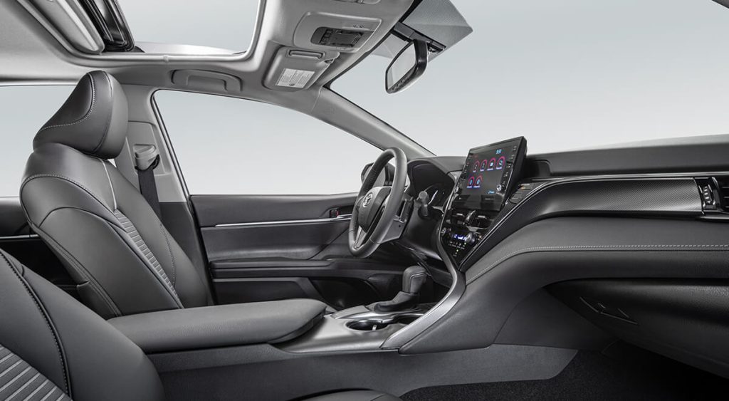 Toyota Camry 2022 en México interiores, interiores con amplia pantalla touch compatible con Android Auto y Apple CarPlay
