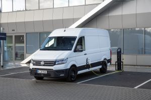 Volkswagen e-Crafter Van eléctrica llega a México pronto - color blanco en estación de carga