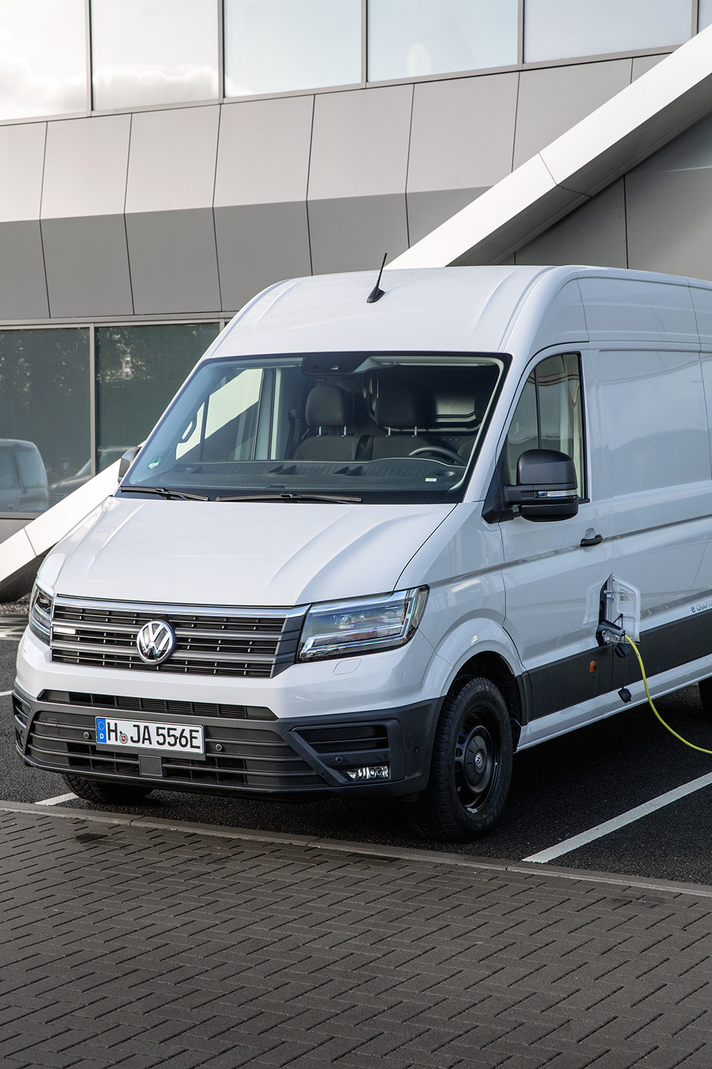 Volkswagen e-Crafter Van eléctrica llega a México pronto - color blanco en estación de carga frente del vehículo