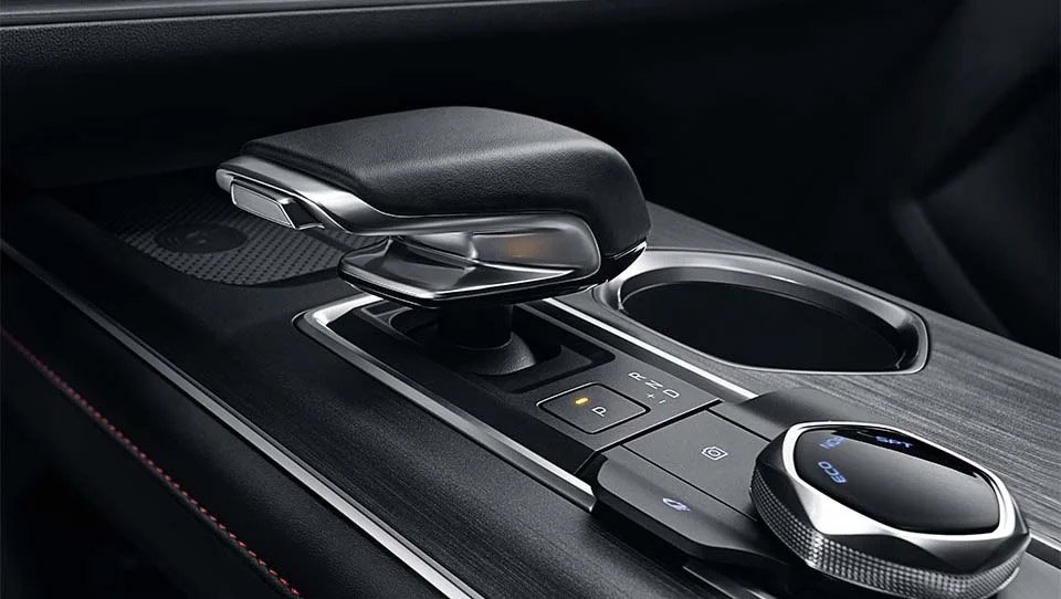 Changan CS55 Plus 2023 en México diseño interior palanca velocidades en consola central