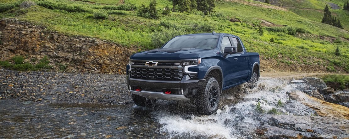 Chevrolet Cheyenne ZR2 2022 en México - exterior frente en terreno