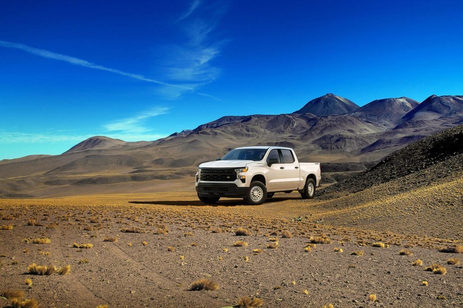 Chevrolet Silverado Turbo 2022 en México exterior color blanco en montaña