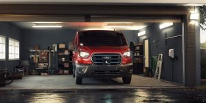 Ford E-Transit 2022 en México - color rojo cargándose en casa con un adaptador incluido