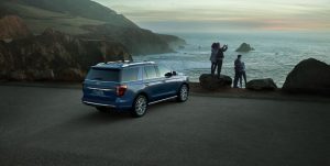 Ford Expedition 2022 en México nuevo diseño exterior parte posterior estacionada en playa