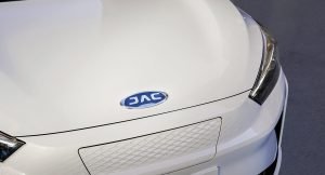 JAC E J7 2022 en México 100% eléctrico - frente parrilla y faros