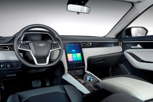 JAC E J7 2022 en México 100% eléctrico - diseño interior pantalla touch vertical, volante y consola cenntrar