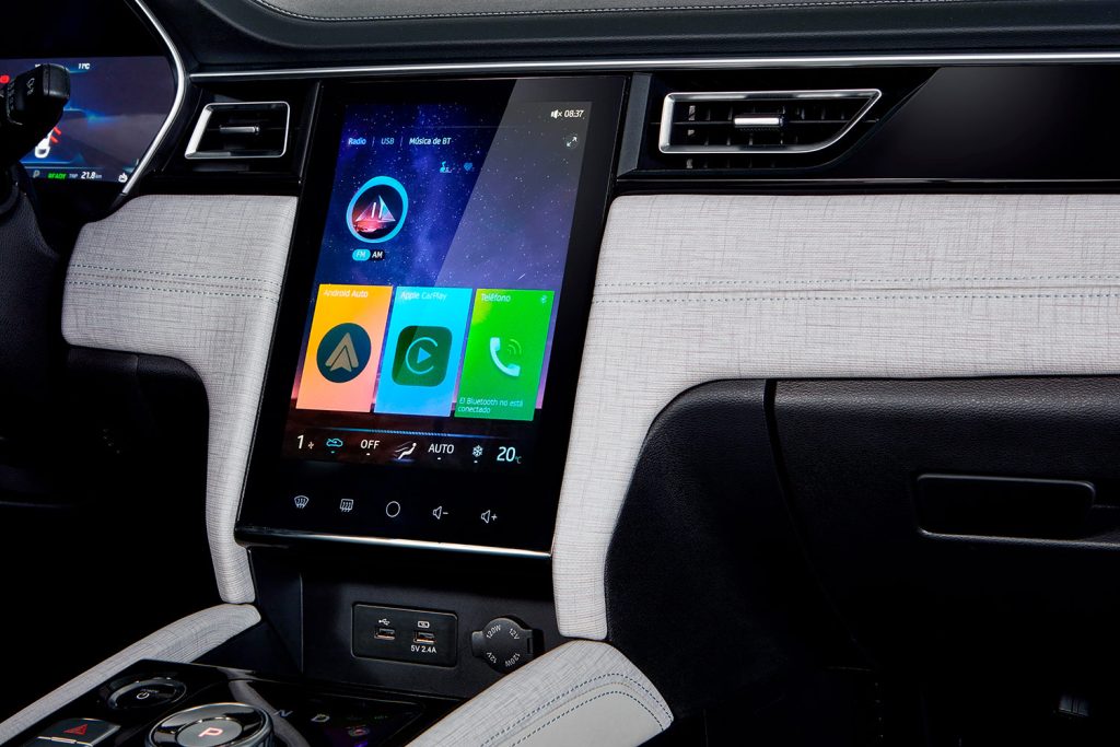 JAC E J7 2022 en México 100% eléctrico - diseño interior pantalla touch vertical con Android Auto y Apple CarPlay