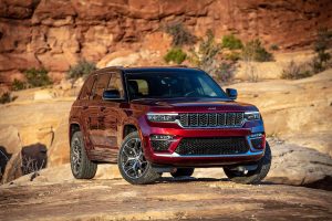Jeep Grand Cherokee 2022 color rojo en desierto diseño exterior