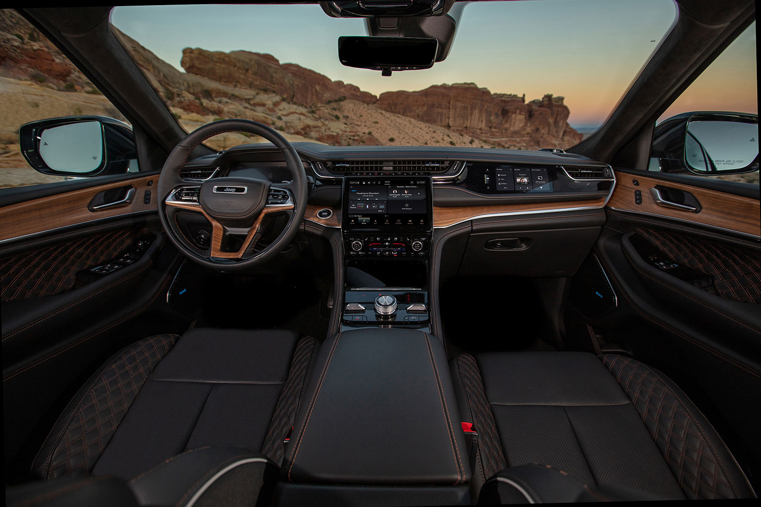 Jeep Grand Cherokee 2022 color rojo en desierto diseño interior, volante, asientos, pantallas