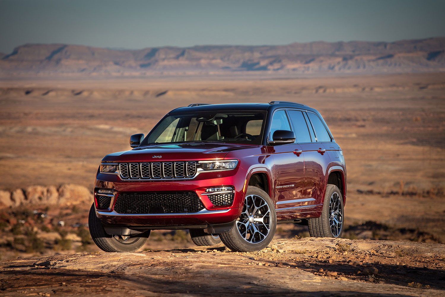 Jeep Grand Cherokee 2022 color rojo en desierto diseño exterior - frente y lateral