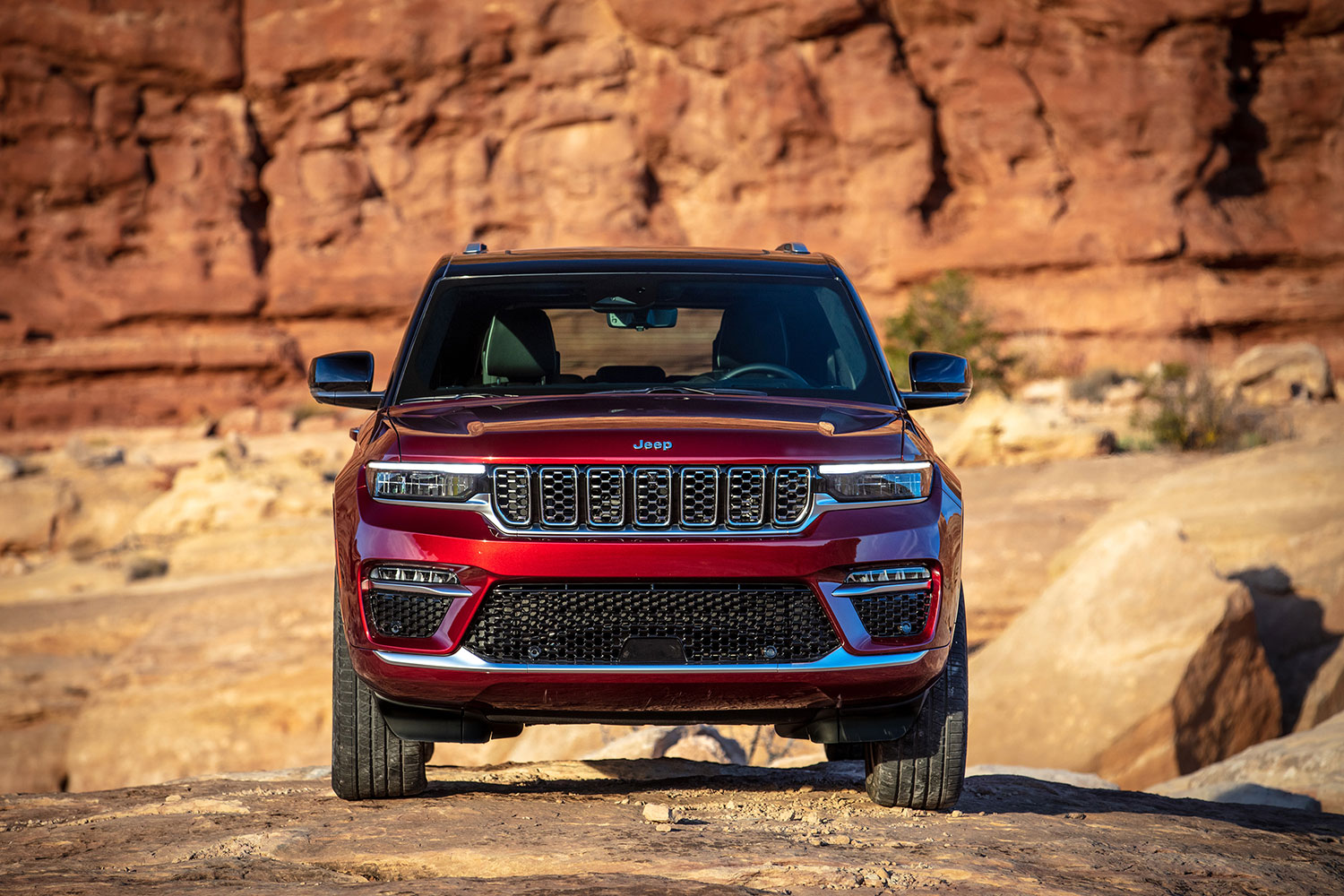 Jeep Grand Cherokee 2022 color rojo en desierto diseño exterior - frente