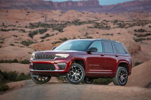 Jeep Grand Cherokee 2022 color rojo en desierto diseño exterior - frente y rines