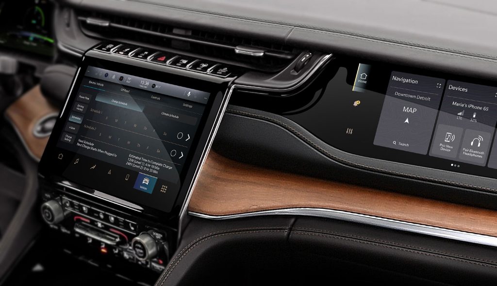 Jeep Grand Cherokee Summit Reserve 2022 interiores con tres pantallas más el sistema de infoentretenimiento con Android Auto y Apple CarPlay