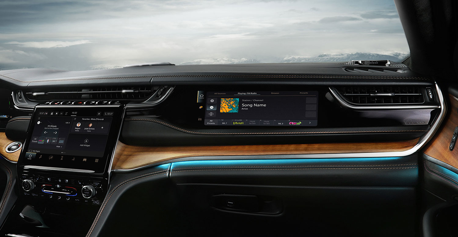 Jeep Grand Cherokee Summit Reserve 2022 interiores con tres pantallas más el sistema de infoentretenimiento con Android Auto y Apple CarPlay, y luces ambientales personalizables