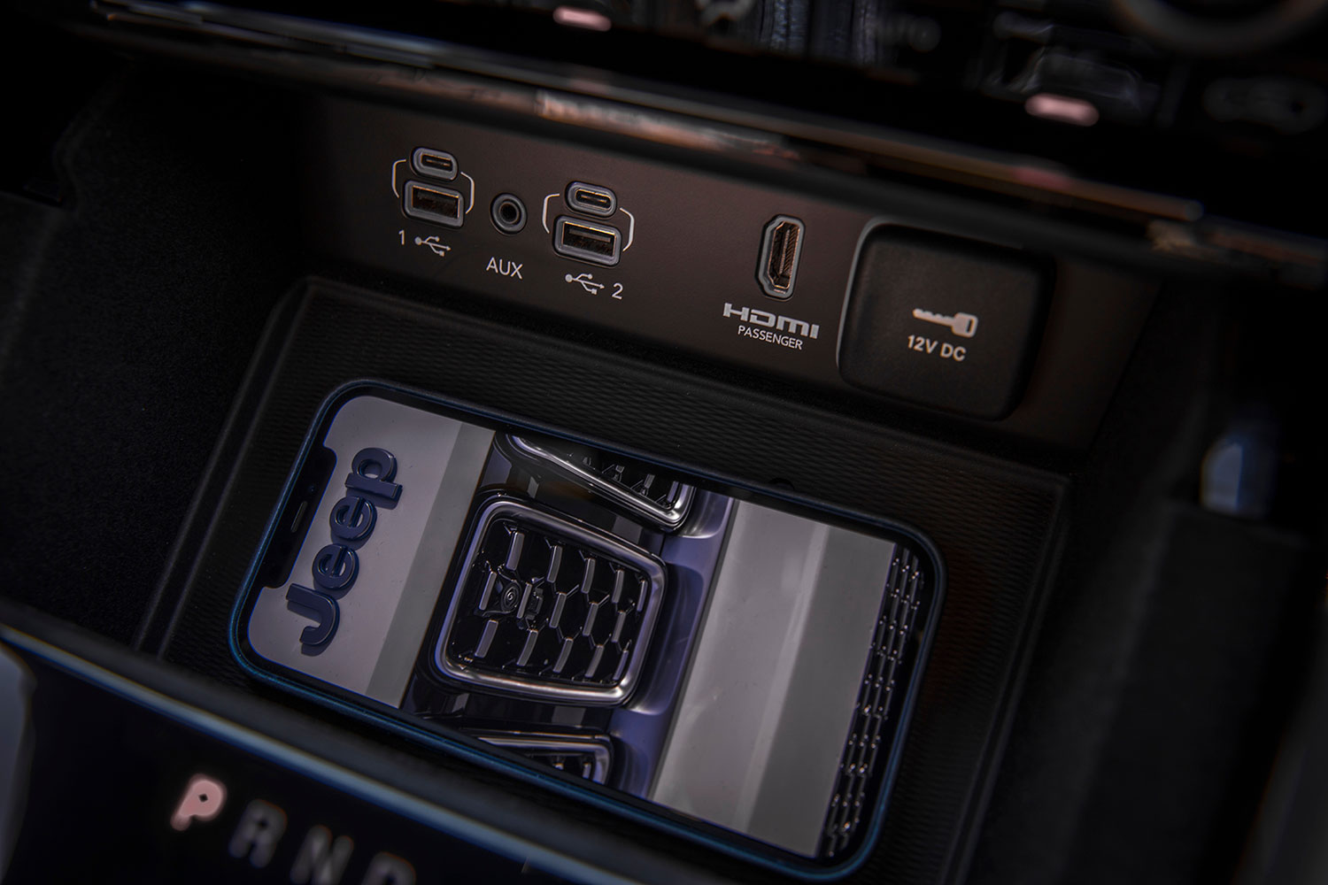 Jeep Grand Cherokee Summit Reserve 2022 interiores cargador inalámbrico con USB y HDMI