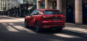 Nuevo Mazda CX-60 2023 color rojo parte posterior en calle