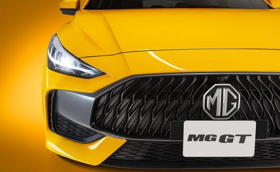 MG GT 2022 en México color amarillo frente parrilla y faros LED