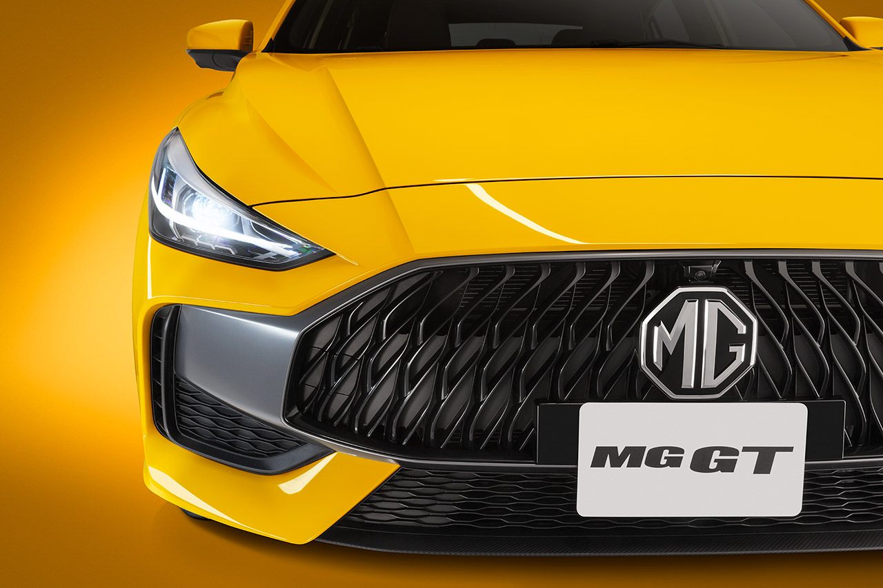 MG GT 2022 en México color amarillo frente parrilla y faros LED