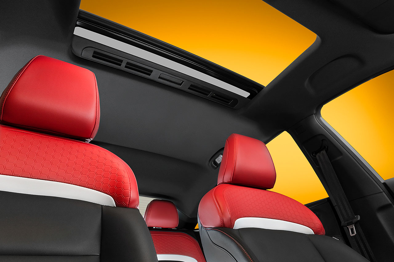 MG GT 2022 en México color amarillo - diseño interior asientos en piel bicolor