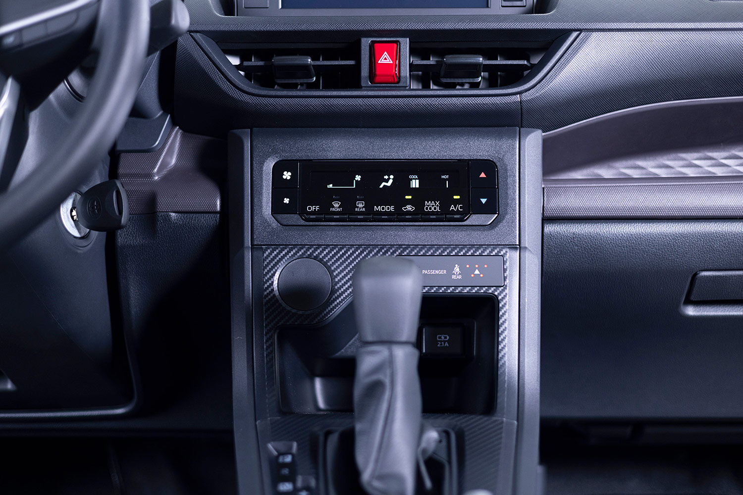 Toyota Avanza 2022 en México - interior con palanca de velocidades y pantalla de aire acondicionado