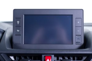 Toyota Avanza 2022 en México - pantalla touch de 8 pulgadas y puerto USB pantalla apagada