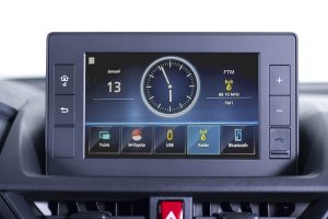 Toyota Avanza 2022 en México - pantalla touch de 8 pulgadas y puerto USB