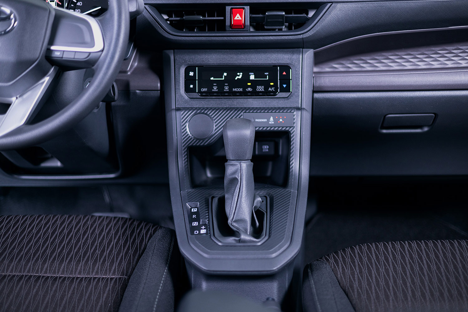 Toyota Avanza 2022 en México nuevos interiores con aire acondicionado y palanca de velocidades