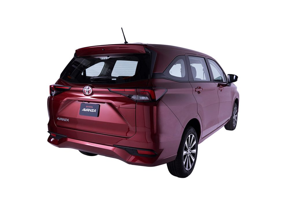 Toyota Avanza 2022 en México color rojo - diseño exterior posterior de lado