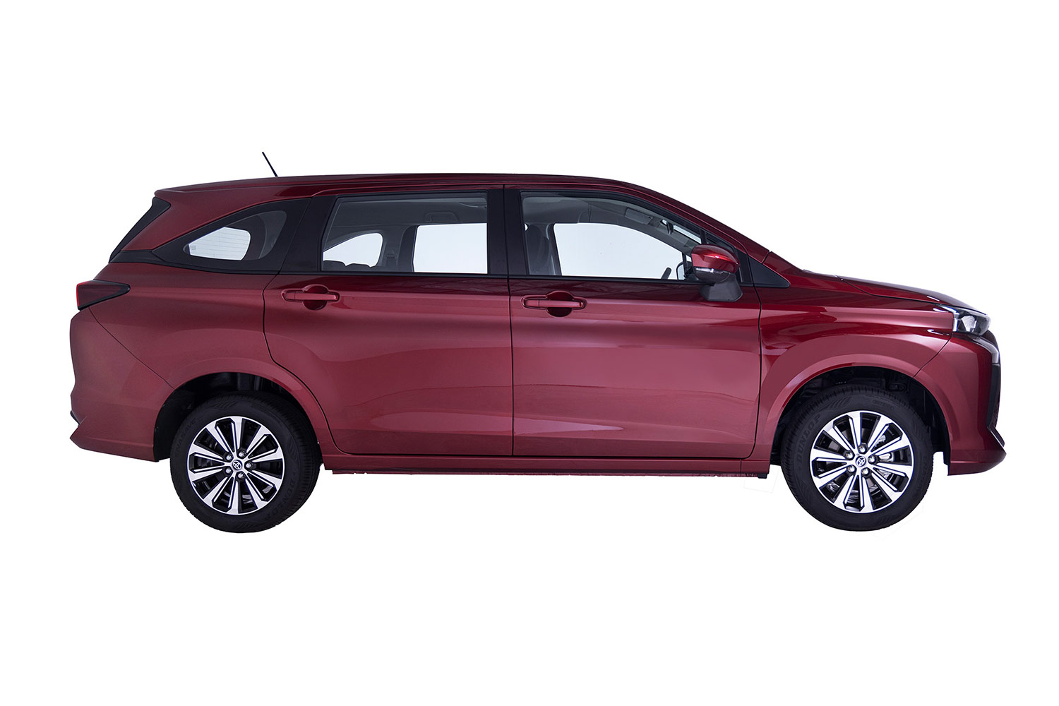 Toyota Avanza 2022 en México color rojo - diseño exterior lateral con nuevos rines