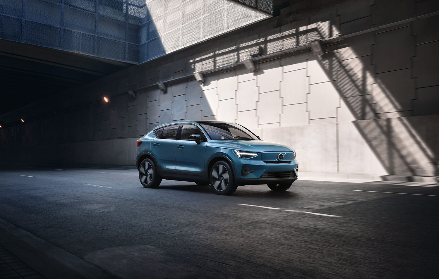 Volvo C40 Recharge 2023 en México color azul - diseño exterior en calle
