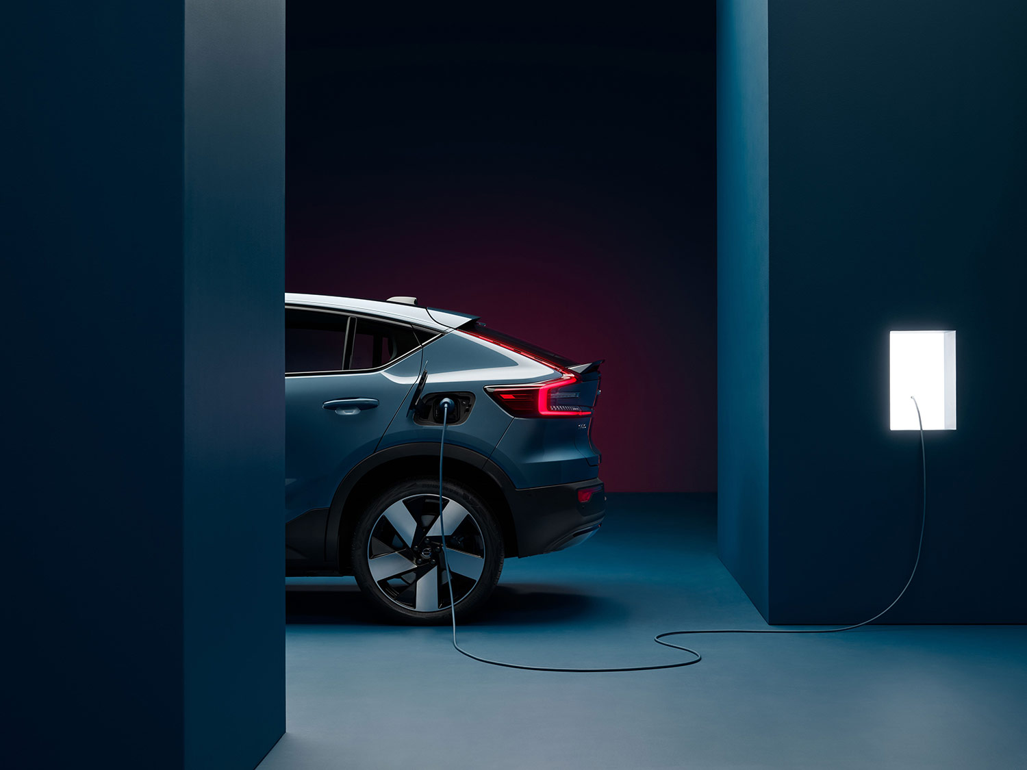 Volvo C40 Recharge 2023 en México color azul - recargando batería en casa