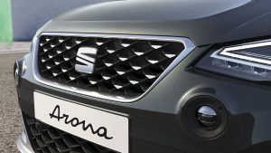 SEAT Arona 2022 en México con nuevo diseño exterior - parrilla con emblema y detalles en color cromo