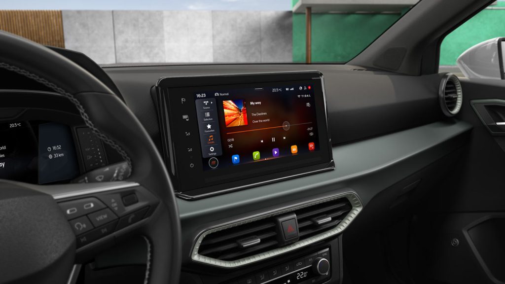 SEAT Arona 2022 en México con nuevo diseño interior - pantalla touch amplia con Android Auto y Apple CarPlay nueva ubicación
