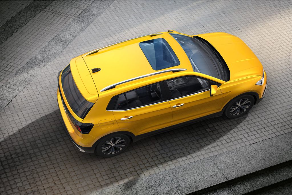Volkswagen Nuevo T-Cross 2022 en México color amarillo nuevo diseño con quemacocos y barras portaequipaje