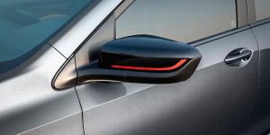 Chevrolet Onix 2023 en México detalles en rojo en espejos laterales