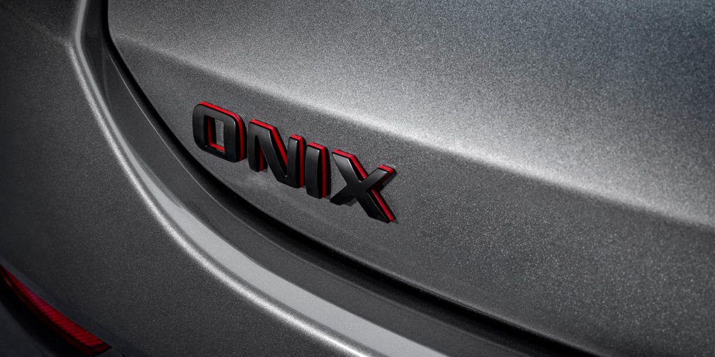 Chevrolet Onix 2023 en México emblema en color negro