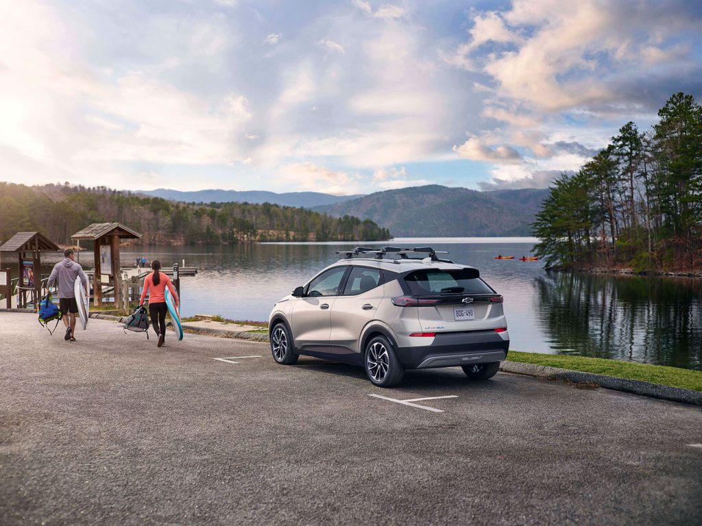 Chevrolet Bolt EUV 2022 en México diseño exterior parte trasera en lago