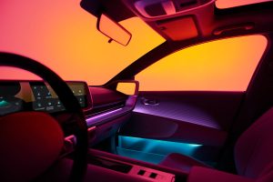 Hyundai IONIQ 6 2023 nuevo auto eléctrico moderno - diseño interior con luces LED y amplios espacios
