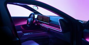 Hyundai IONIQ 6 2023 nuevo auto eléctrico moderno - diseño interior con luces LED y pantallas touch fusionadas