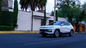 JAC E Sei4 Pro 2023 en México, diseño exterior en calle con nuevo frente y luces LED