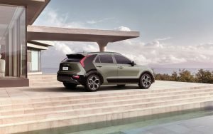 Kia Niro 2023 en México, color verde lateral diseño posterior estacionada en casa