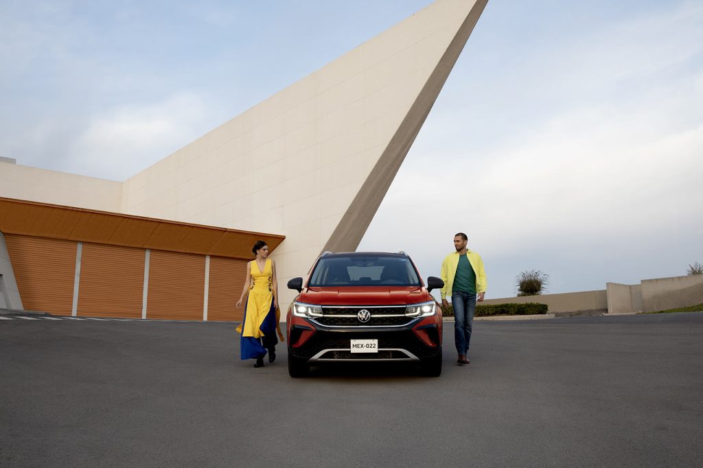 Volkswagen Taos Highline 2022 bitono en México - diseño exterior frente