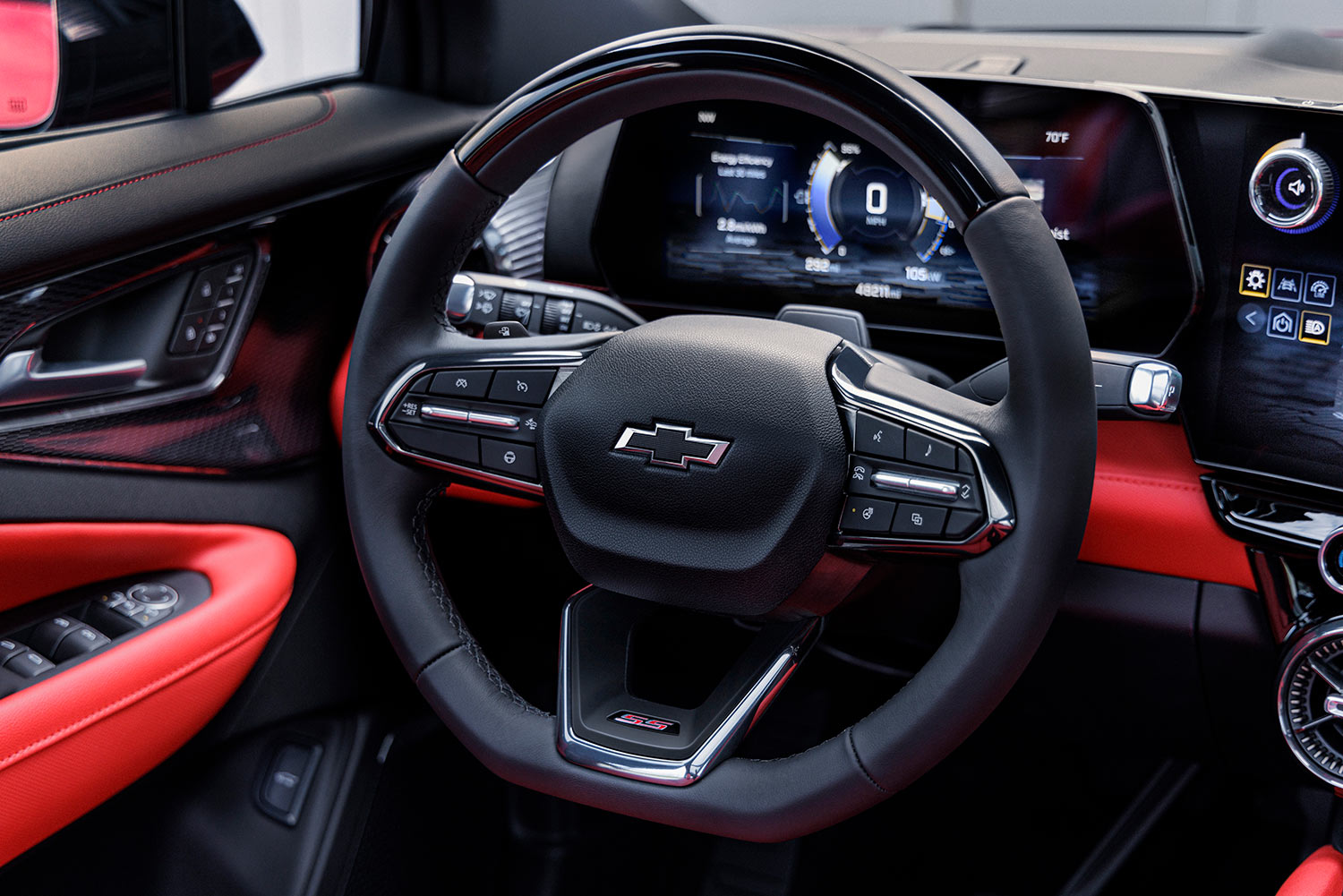 Chevrolet Blazer EV 2024 diseño interior, volante con controles y cluster de información a color amplio
